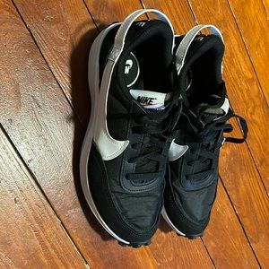 Women’s Nike waffle debut sneakers 8.5